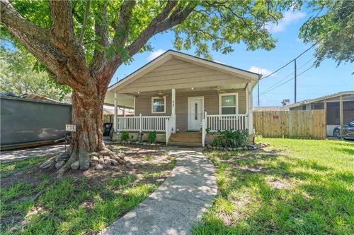 73 E Claiborne Sq, Chalmette, LA, 70043-4505 | Card Image