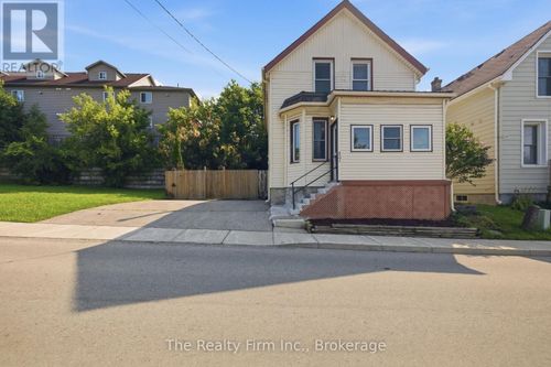 17 Douglas St, Woodstock, ON, N4S2Y1 | Card Image