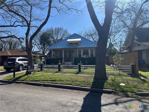 406 E Gonzales St, Yoakum, TX, 77995-3310 | Card Image