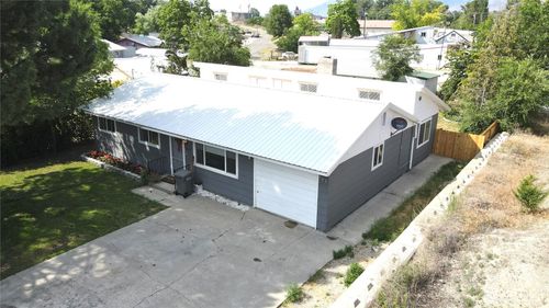 915 19th Ave, Oroville, WA, 98844-9325 | Card Image