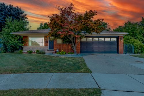 5670 Mckinley Ct, Dearborn Heights, MI, 48125-2581 | Card Image