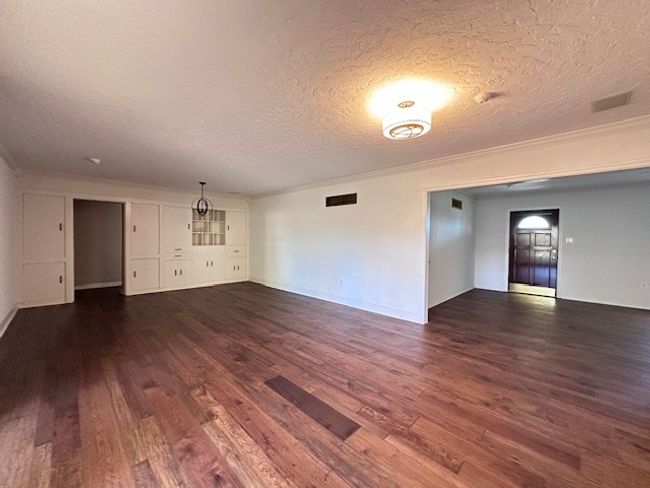 Large formal dining area | Image 11