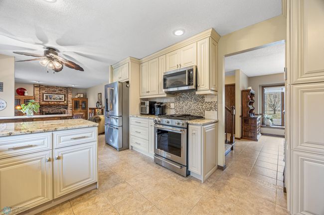 Granite counters / gas range | Image 20