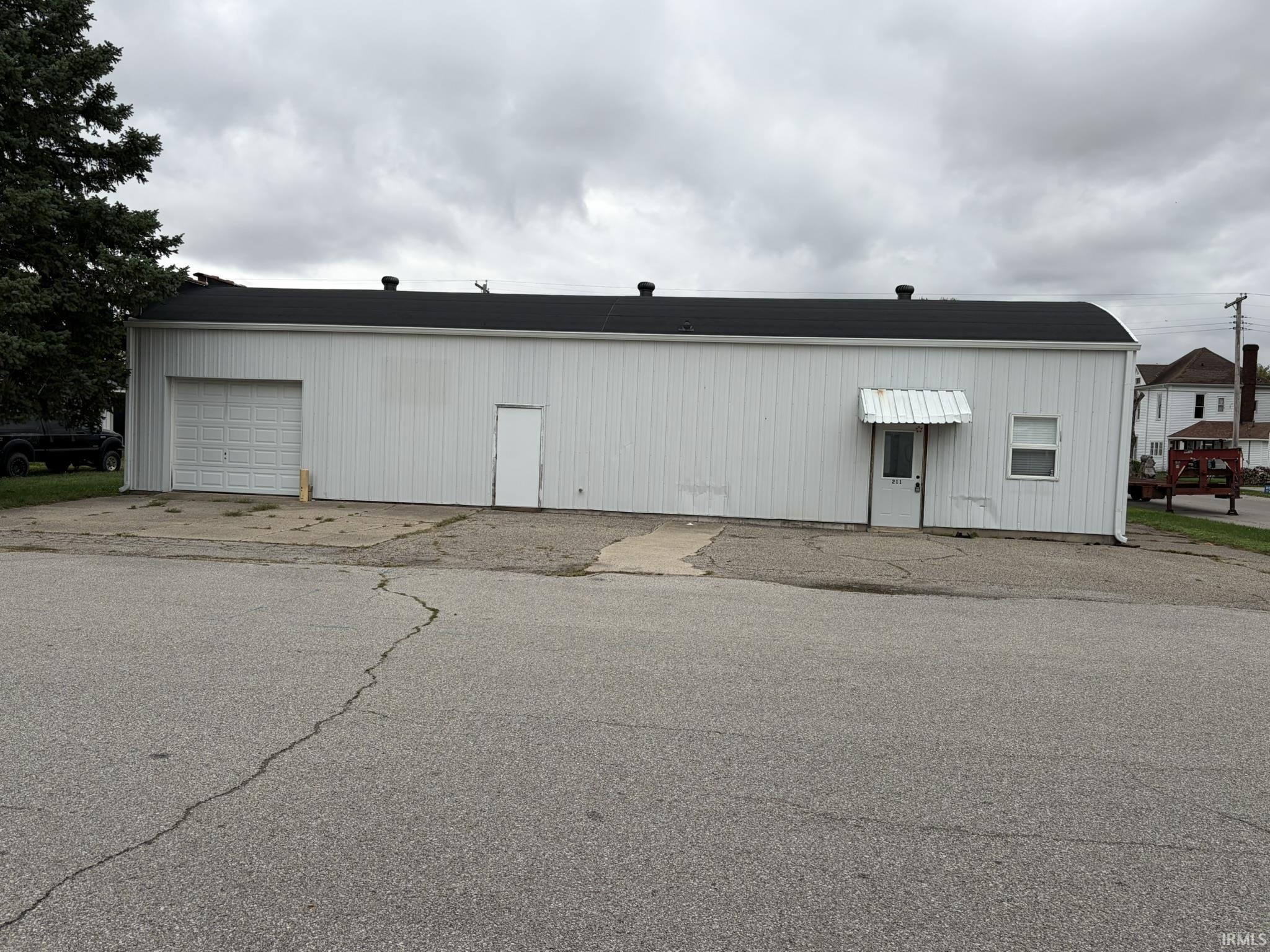 211 S Market St, Royal Center, IN 46978