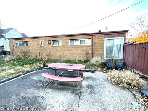 106 N Marquette St, Durand, MI, 48429-1423 | Card Image