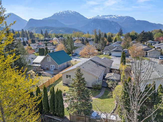 1050 Edgewater Crescent, House other with 3 bedrooms, 2 bathrooms and 6 parking in Squamish BC | Image 34