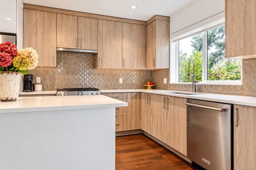 7-1032 Cloverdale Ave, Victoria, BC, V8X2T9 | Card Image