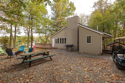 319 Parkway, Attica, MI, 48412-9805 | Card Image