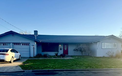 106 Victoria Way, Central Point, OR, 97502-1857 | Card Image