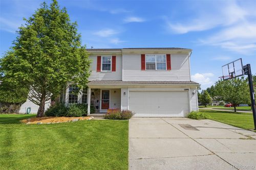 1099 Carriage Hill Dr, Fenton, MI, 48430-4135 | Card Image