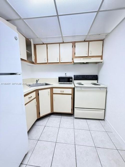 812e-4550 Nw 9th St, Miami, FL, 33126-6316 | Card Image