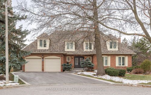 8 Oakridge Crt, Brampton, ON, L6Z2A4 | Card Image