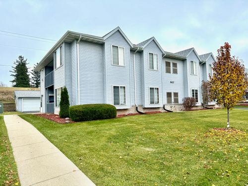 907 Fox Creek Dr, Watertown, WI, 53098-1318 | Card Image