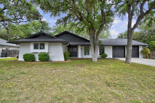 4 Valley View Ln, New Braunfels, TX, 78130-6604 | Card Image