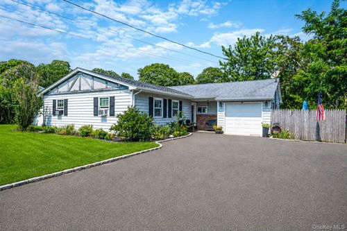 40 Elm Ave, Riverhead, NY, 11901-4007 | Card Image