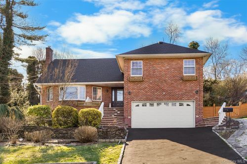 39 Oakdale Rd, Roslyn Heights, NY, 11577-1911 | Card Image