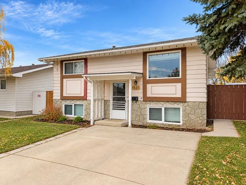 1521 19 Ave N, Lethbridge, AB, T1H4W2 | Card Image