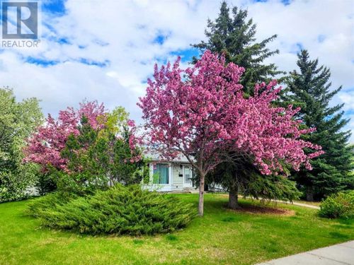 160 Queen Anne Rd Se, Calgary, AB, T2J4S5 | Card Image