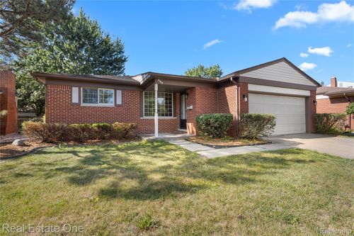 936 Tanglewood Dr, Madison Heights, MI, 48071-2229 | Card Image