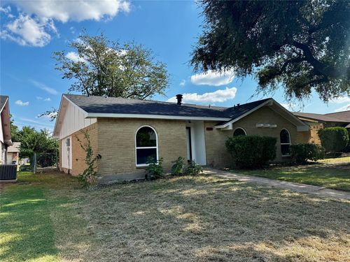 9324 County View Rd, Dallas, TX, 75249-1126 | Card Image