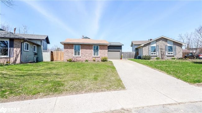 51 Christie Cres, House other with 4 bedrooms, 2 bathrooms and 5 parking in Barrie ON | Image 4