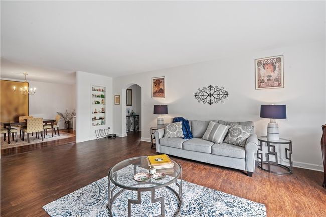 Natural light flows throughout the space. | Image 16