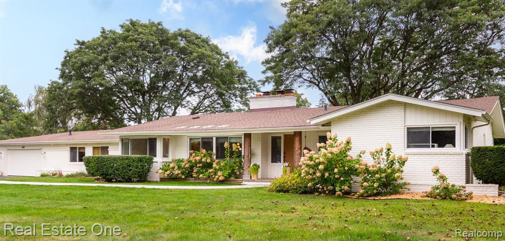 Castlemeadow Dr, Farmington Hills, MI 48335