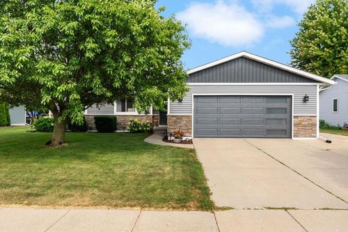 52 Hancock Ln, Evansville, WI, 53536-2109 | Card Image