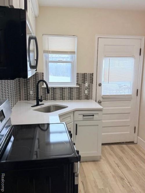 320 Sheffield Ave, Flint, MI, 48503-2353 | Card Image