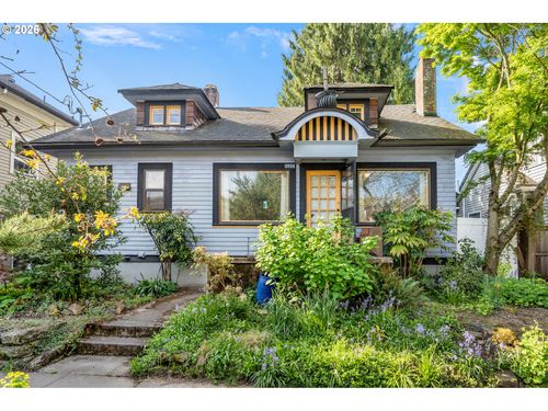 2714 Ne Everett St, Portland, OR, 97232 | Card Image