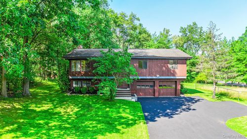 2 Mountain View Ct, Pomona, NY, 10970-2919 | Card Image