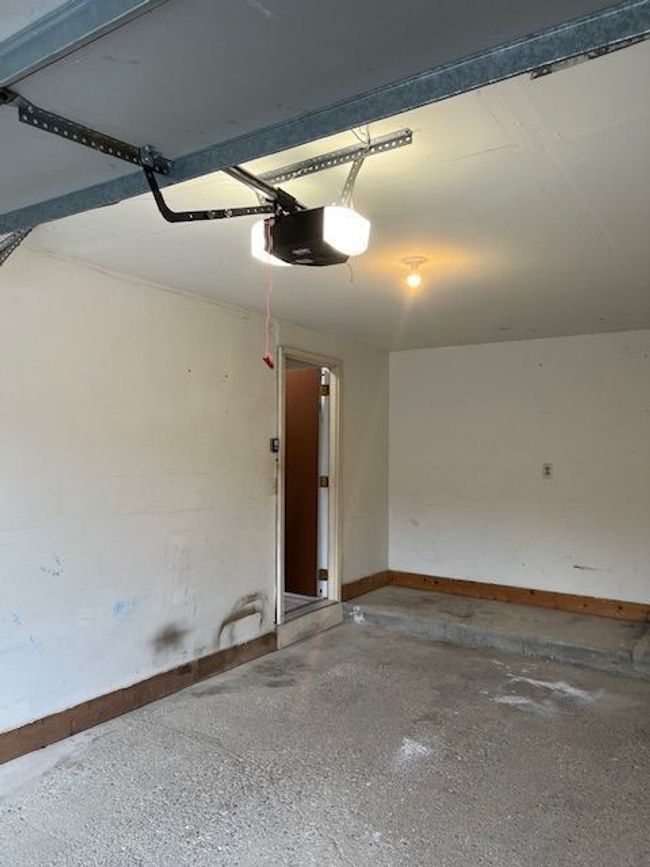THE DR OPENS INTO A FOYER (4'X6') W/CERAMIC FLOOR | Image 5