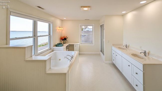 4376 E Cliff Rd, House other with 3 bedrooms, 3 bathrooms and 3 parking in Port Clinton OH | Image 20