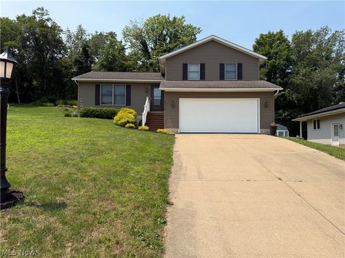 1016 Thomas Dr Sw, New Philadelphia, OH, 44663-8604 | Card Image