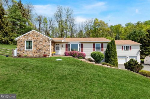 93 Shady Ln, Boyertown, PA, 19512-7708 | Card Image