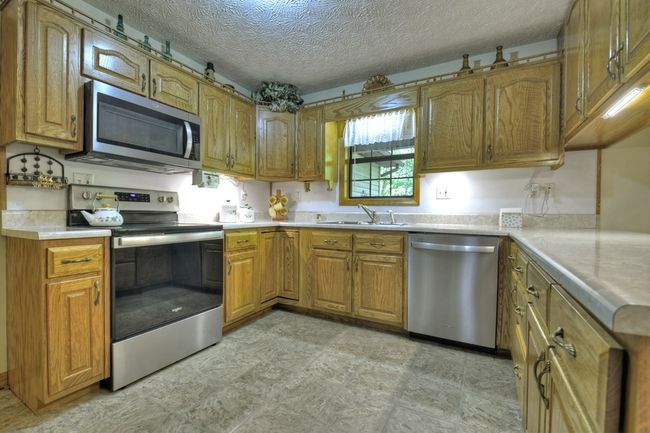 1292 Riverview Dr, Home with 3 bedrooms, 2 bathrooms and 2 parking in Ellijay GA | Image 11