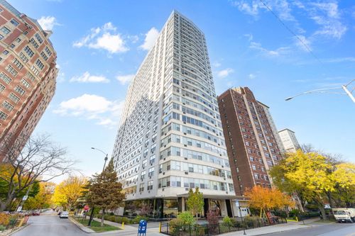 2k-3900 N Lake Shore Dr, Chicago, IL, 60613-3452 | Card Image