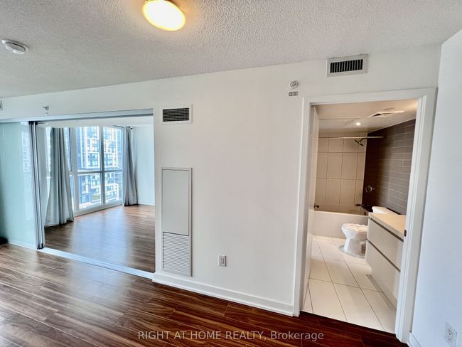 1109 - 85 Queens Wharf Rd, Condo with 1 bedrooms, 1 bathrooms and null parking in Toronto ON | Image 5