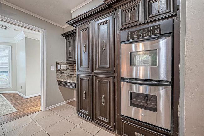 Double ovens ideal for hosting and entertaining. | Image 19