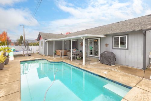 1061 Rainwood Ln, Grants Pass, OR, 97527-4233 | Card Image