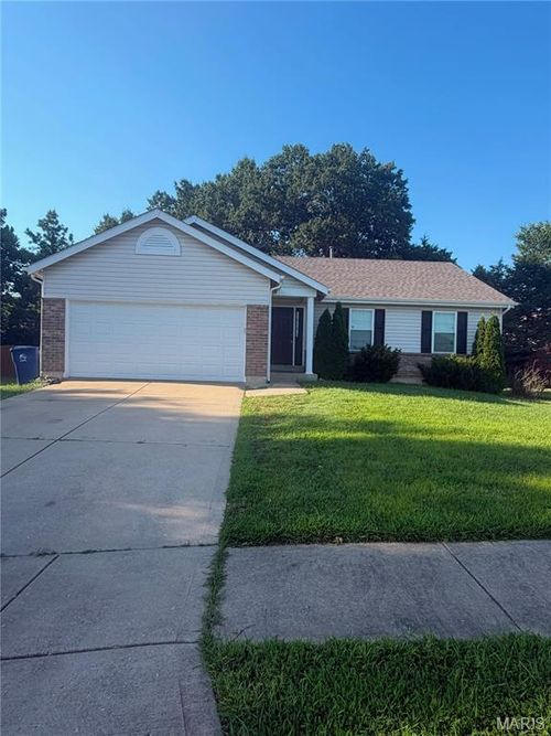 2048 Peine Forest Dr, Wentzville, MO, 63385-2678 | Card Image