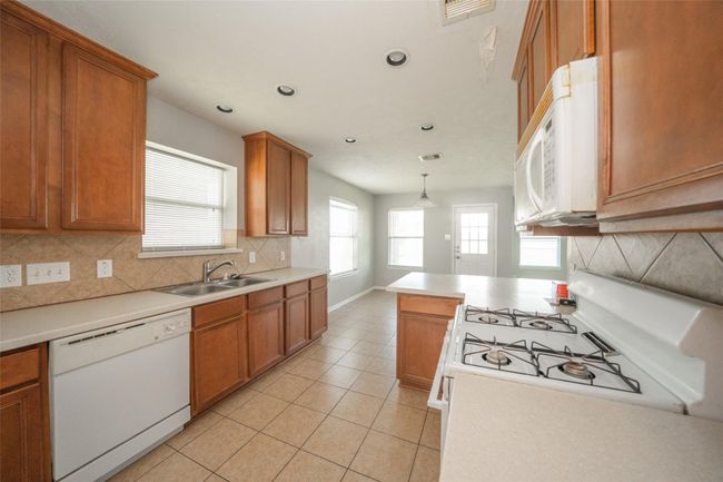 30210 Deleon Fields Dr, House other with 3 bedrooms, 2 bathrooms and 2 parking in Spring TX | Image 9