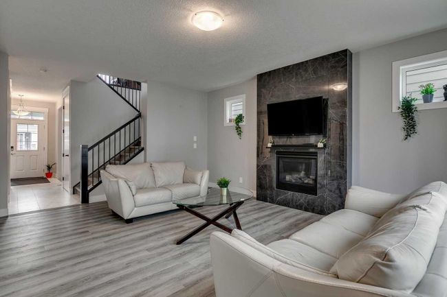 350 Yorkville Road Sw, Home with 4 bedrooms, 2 bathrooms and 4 parking in Calgary AB | Image 8