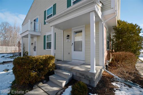 1527 Mariner Dr, Walled Lake, MI, 48390-3656 | Card Image