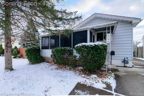 643 Garfield Ave, Lincoln Park, MI, 48146-2811 | Card Image