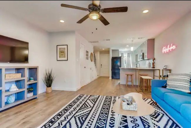 Living room with light wood-style flooring, a ceiling fan, recessed lighting, and baseboards | Image 9