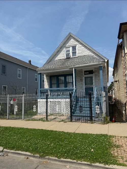 10524 S Avenue M, Chicago, IL, 60617-6215 | Card Image