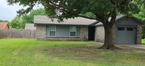 14004 S Poplar St, Glenpool, OK, 74033-3123 | Card Image