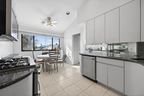 10 Whitlock St, Plainview, NY, 11803-3132 | Card Image