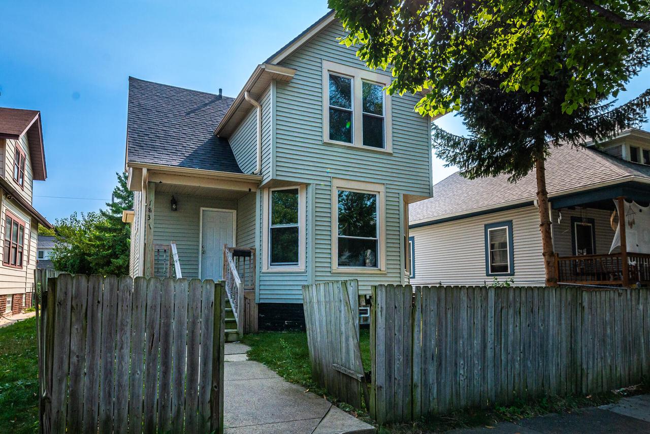 Villa St, Racine, WI 53403
